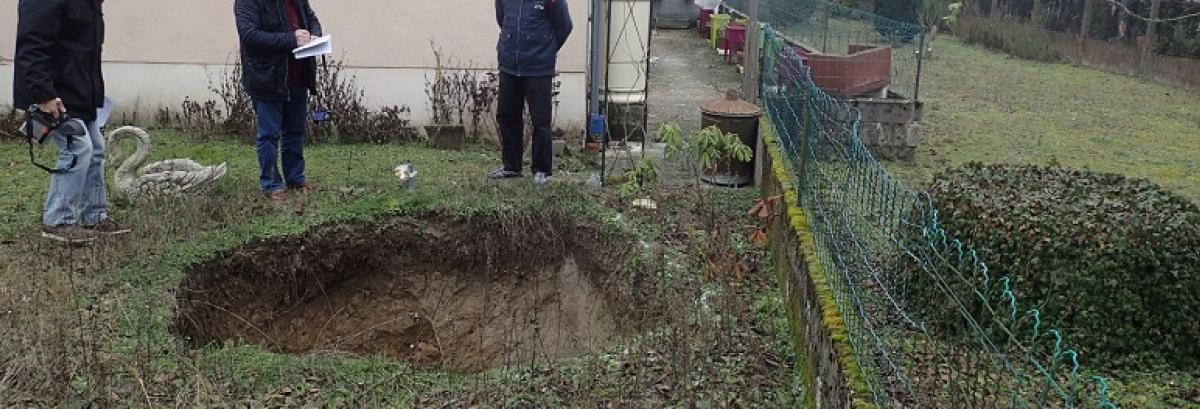 Gros trou dans la pelouse d'une maison