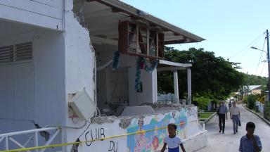 Photo prise après le séisme survenu aux Saintes, en Guadeloupe, fin 2004. La façade du club du 3e âge est complètement détruite.